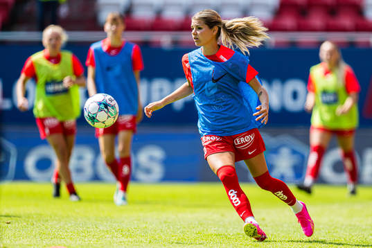 Andrine Stolsmo Hegerberg of Brann warms up