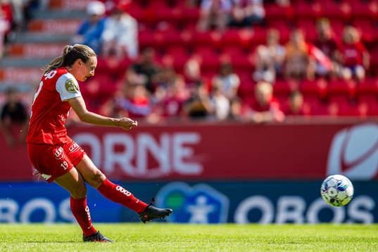 Marit Bratberg Lund of Brann scores the 1-0 goal