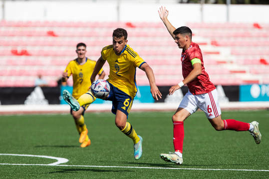 Yasin Ayari of Sweden and Evan de Haro of Gibraltar