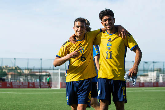 Yasin Ayari and v of Sweden celebrate