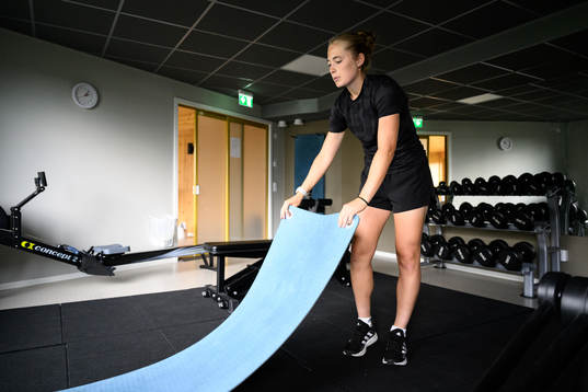 Paulina Nyström tränar i gymmet