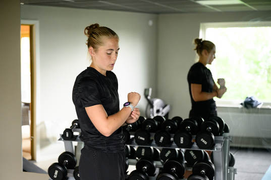 Paulina Nyström tränar i gymmet