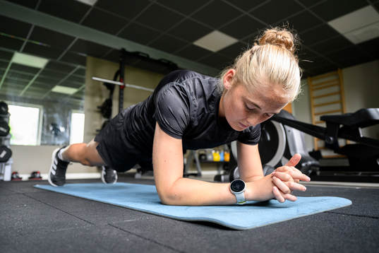 Paulina Nyström tränar i gymmet