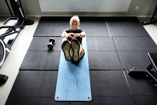 Paulina Nyström tränar i gymmet