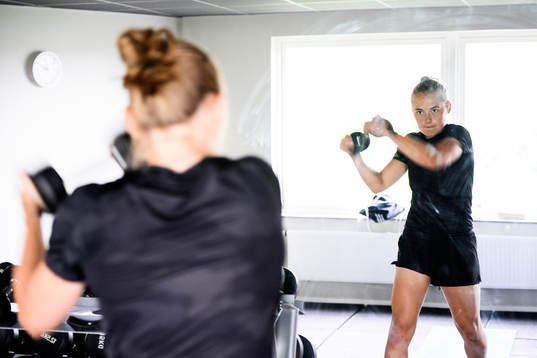 Paulina Nyström tränar i gymmet