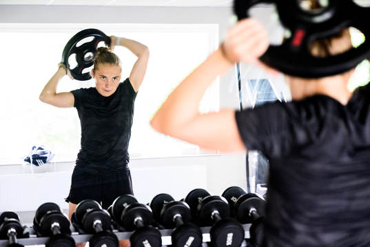 Paulina Nyström tränar i gymmet