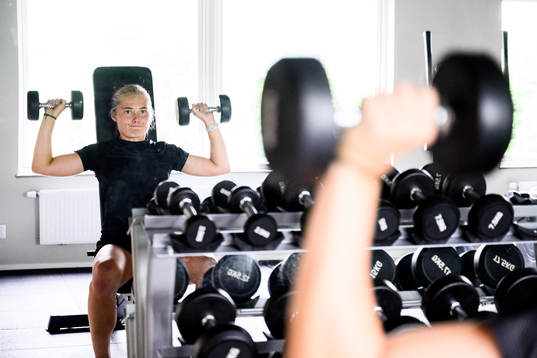 Paulina Nyström tränar i gymmet