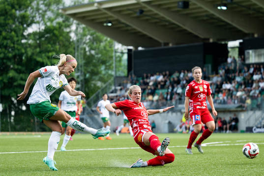 Hammarbys Adelina Engman och Örebros Regan Steigleder