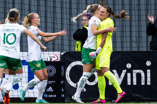 Hammarbys Eva Nyström och målvakt Anna Tamminen jublar