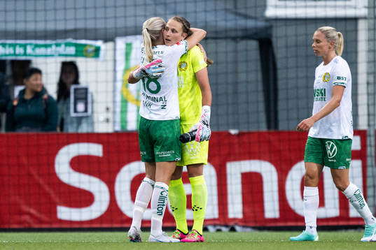 Hammarbys Alice Carlsson och målvakt Anna Tamminen jublar