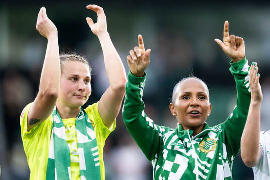 Hammarbys målvakt Anna Tamminen och Madelen Janogy jublar