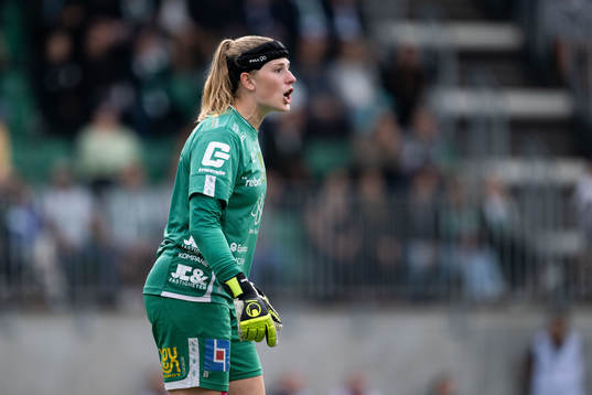 Örebros målvakt Tove Enblom reagerar