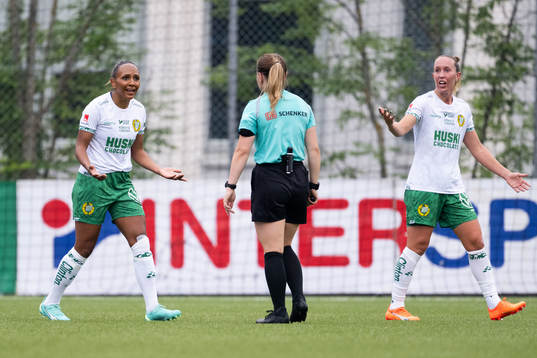 Hammarbys Madelen Janogy och Julia Roddar reagerar mot