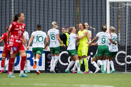 Hammarbys målvakt Anna Tamminen jublar med lagkamrater
