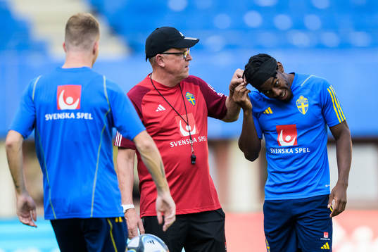 Head coach Janne Andersson and Anthony Elanga of the