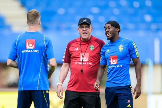 Head coach Janne Andersson and Anthony Elanga of the