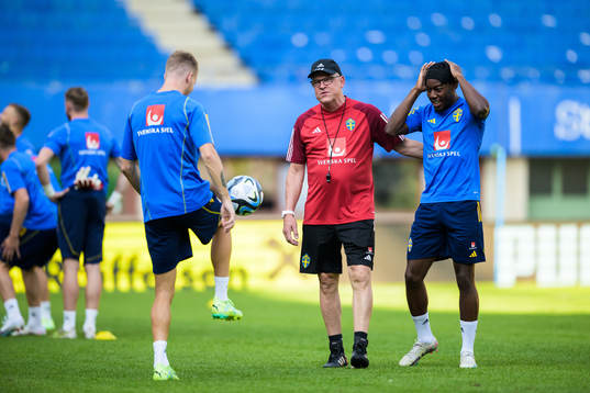 Head coach Janne Andersson and Anthony Elanga of the