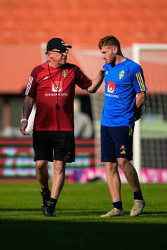 Head coach Janne Andersson and Dejan Kulusevski of the