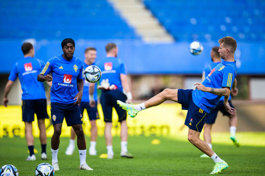 Anthony Elanga and Samuel Gustafson of the Swedish national