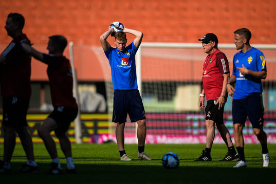 Dejan Kulusevski and head coach Janne Andersson of the