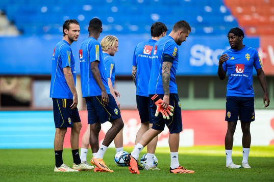 Albin Ekdal, Alexander Isak and Anthony Elanga of the