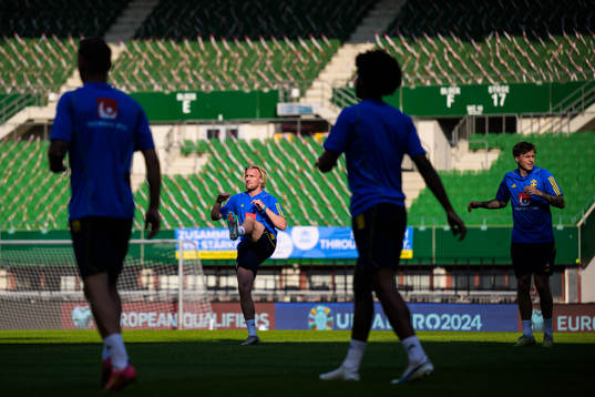 Emil Forsberg  and Victor Nilsson Lindelöf of the Swedish