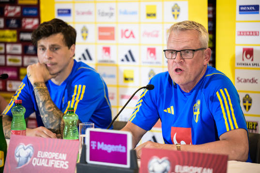Victor Nilsson Lindelöf and head coach Janne Andersson of