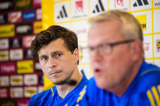 Victor Nilsson Lindelöf and head coach Janne Andersson of