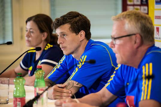 Victor Nilsson Lindelöf and head coach Janne Andersson of