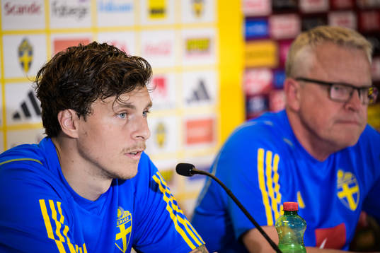 Victor Nilsson Lindelöf and head coach Janne Andersson of
