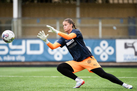 FC Rosengårds målvakt Teagan Micah värmer upp