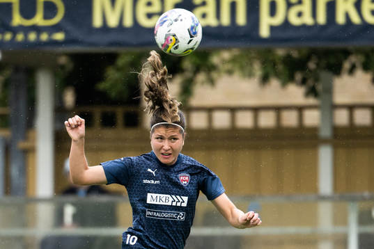 FC Rosengårds Loreta Kullashi värmer upp inför.