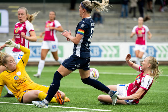 IK Uppsalas målvakt Milla-Maj Majasaari och Elin Rombing