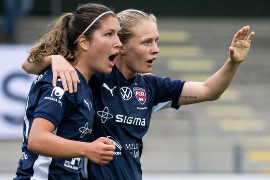 FC Rosengårds Loreta Kullashi och Emilia Larsson jublar