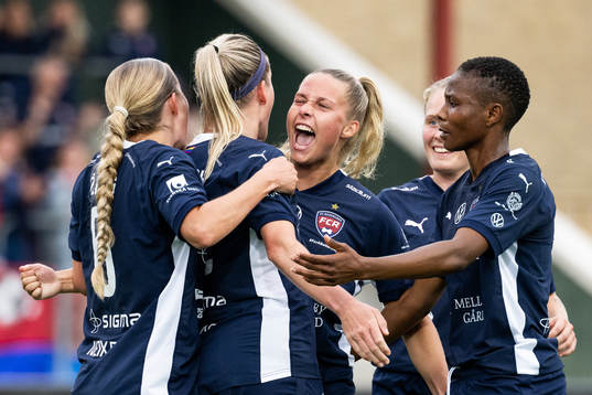 FC Rosengårds Olivia Holdt och Olivia Schough jublar