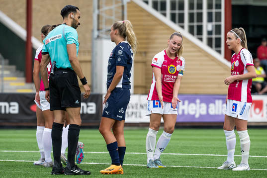 FC Rosengårds Olivia Holdt och IK Uppsalas Agnes Nyberg