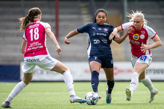 IK Uppsalas Julia Ragnarsson och Klara Folkesson mot FC
