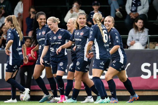 FC Rosengårds Gudrun Arnardottir jublar med lagkamrater