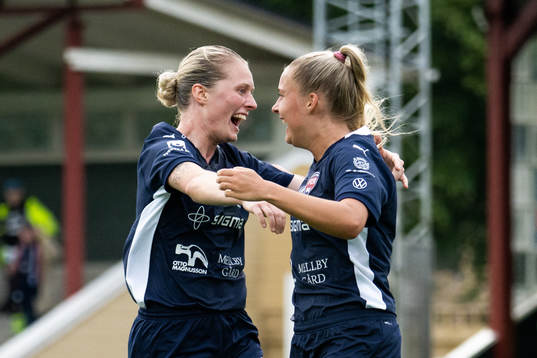 FC Rosengårds Emilia Larsson och Olivia Holdt jublar