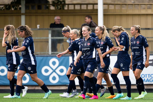 FC Rosengårds Olivia Holdt jublar med lagkamrater