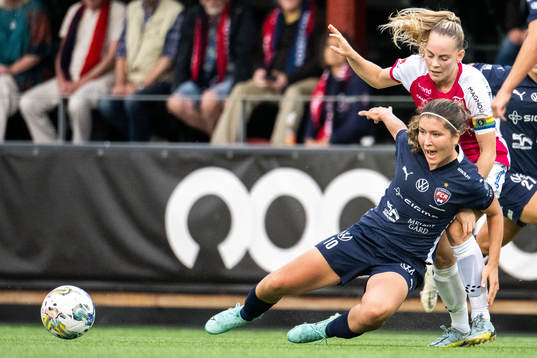 FC Rosengårds Loreta Kullashi och IK Uppsalas Agnes Nyberg
