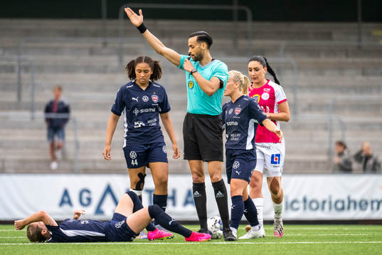 FC Rosengårds Emilia Larsson  och domare Farouk Nehdi