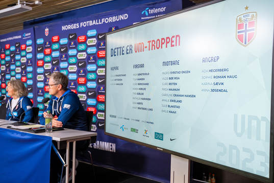 A screen shows the team selection for the Norwegian women's