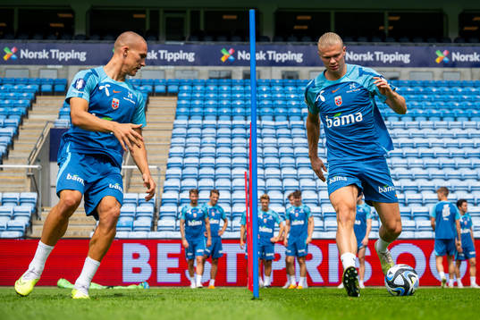 Leo Skiri Østigård and Erling Braut Haaland of the