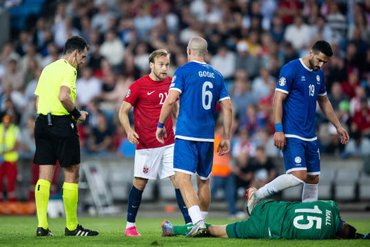 Bård Finne of Norway and Alexander Gogic of Cyprus