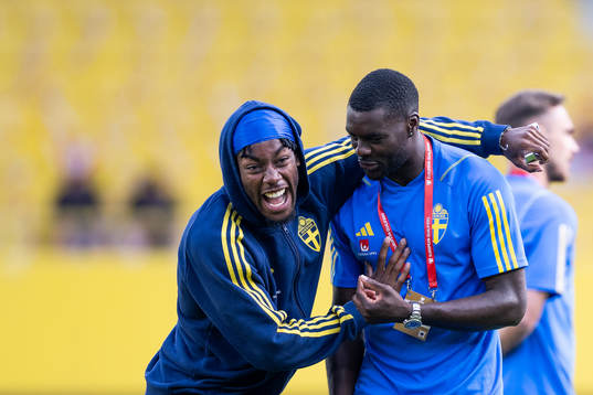 Anthony Elanga and Ken Sema of Sweden