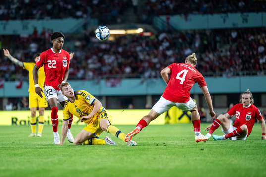 Junior Adamu, Xaver Schlager and Patrick Wimmer against