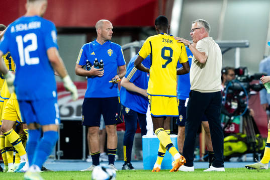 Alexander Isak and head coach Janne Andersson of Sweden
