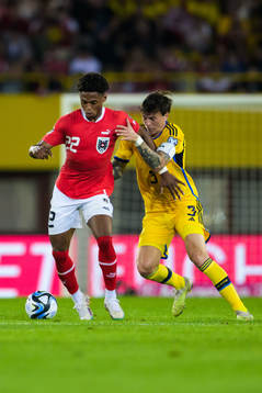 Junior Adamu of Austria and Victor Nilsson Lindelöf of
