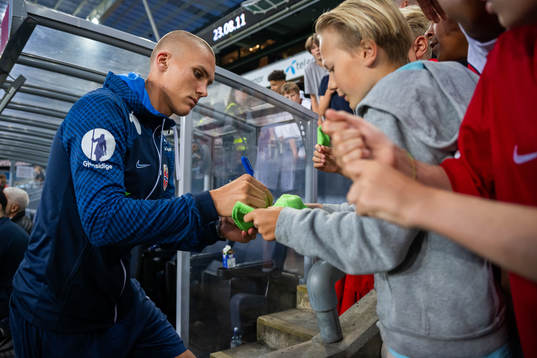 Leo Skiri Østigård of Norway signs autographs